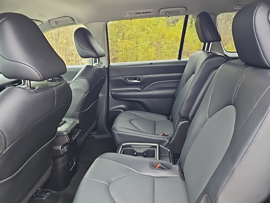 2025 Toyota Grand Highlander XLE photo 3