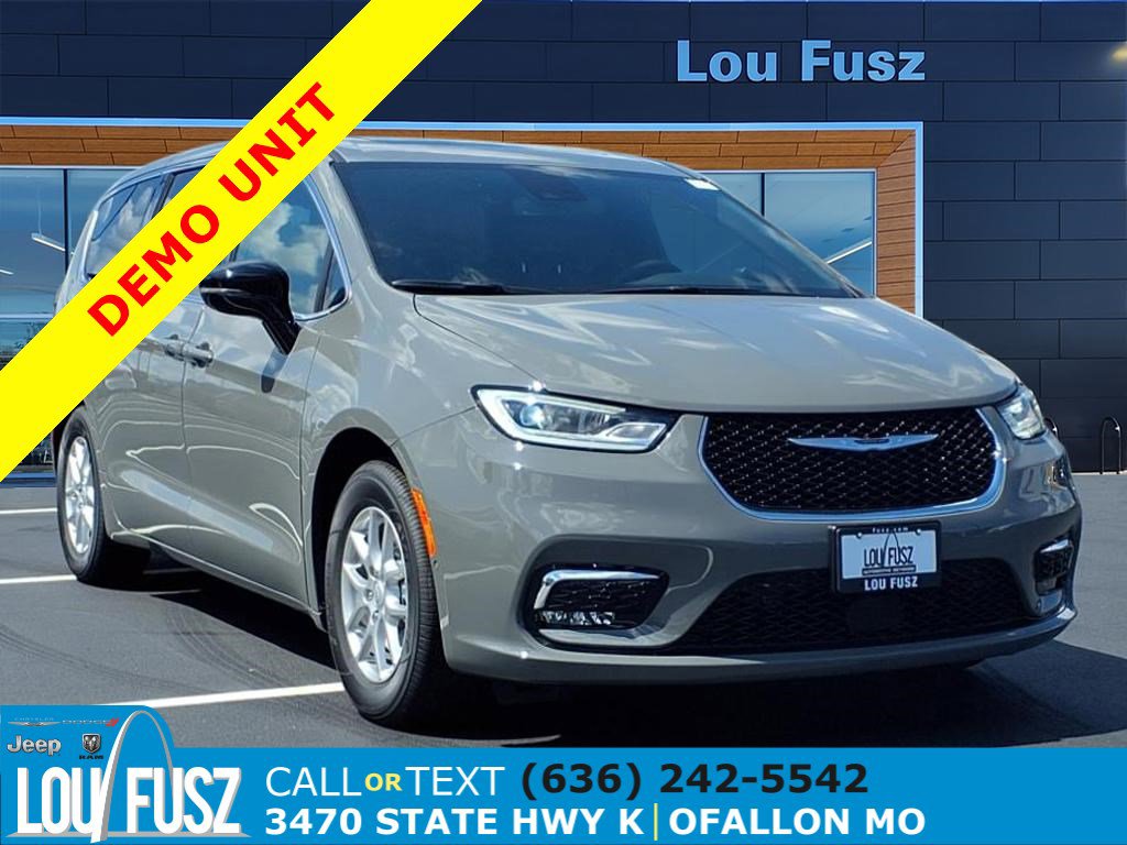 2025 Chrysler Pacifica Select's photo