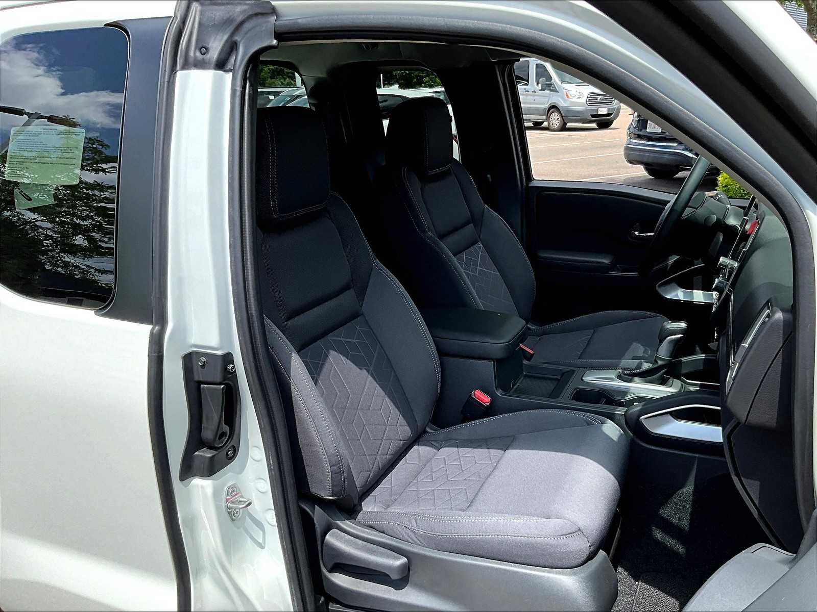 2025 Nissan Frontier SV photo 11