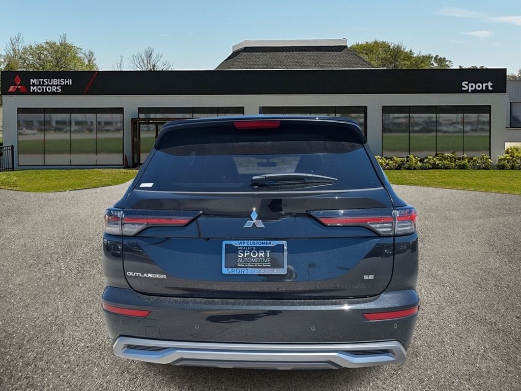 2025 Mitsubishi Outlander SE photo 4