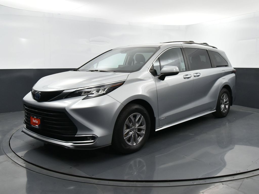 2021 Toyota Sienna XLE photo 4