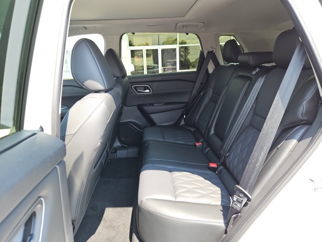 2025 Nissan Rogue Platinum photo 14