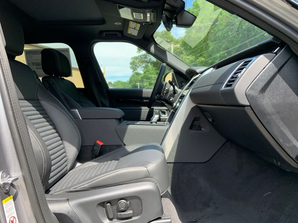 2025 Land Rover Discovery S photo 15