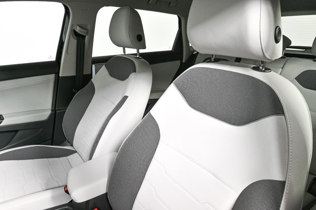 2025 Volkswagen Taos SE photo 4