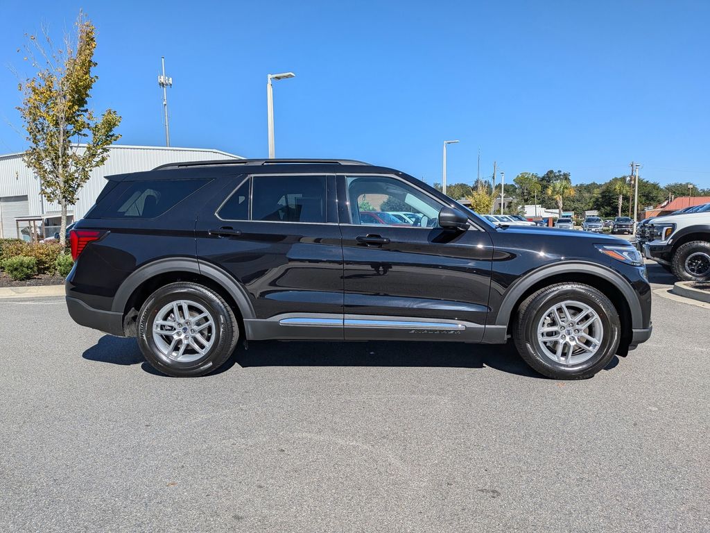 2025 Ford Explorer photo 3
