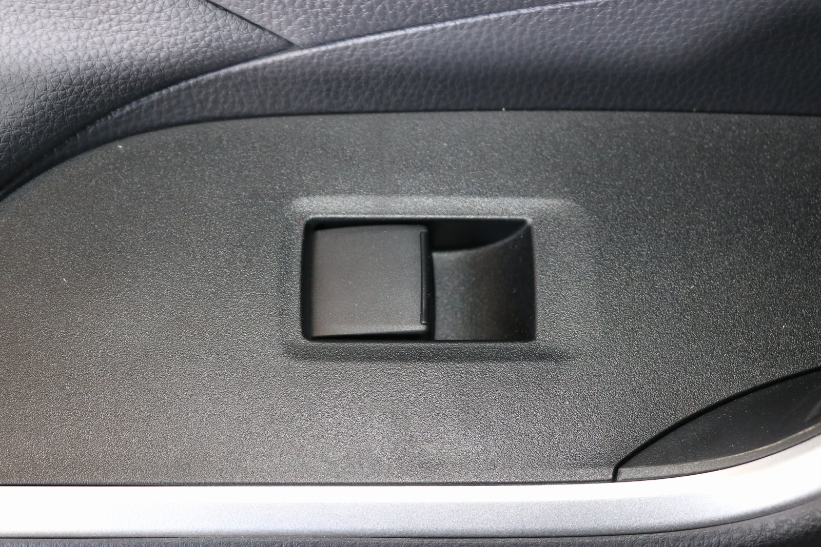 2020 Toyota RAV4 LE photo 21