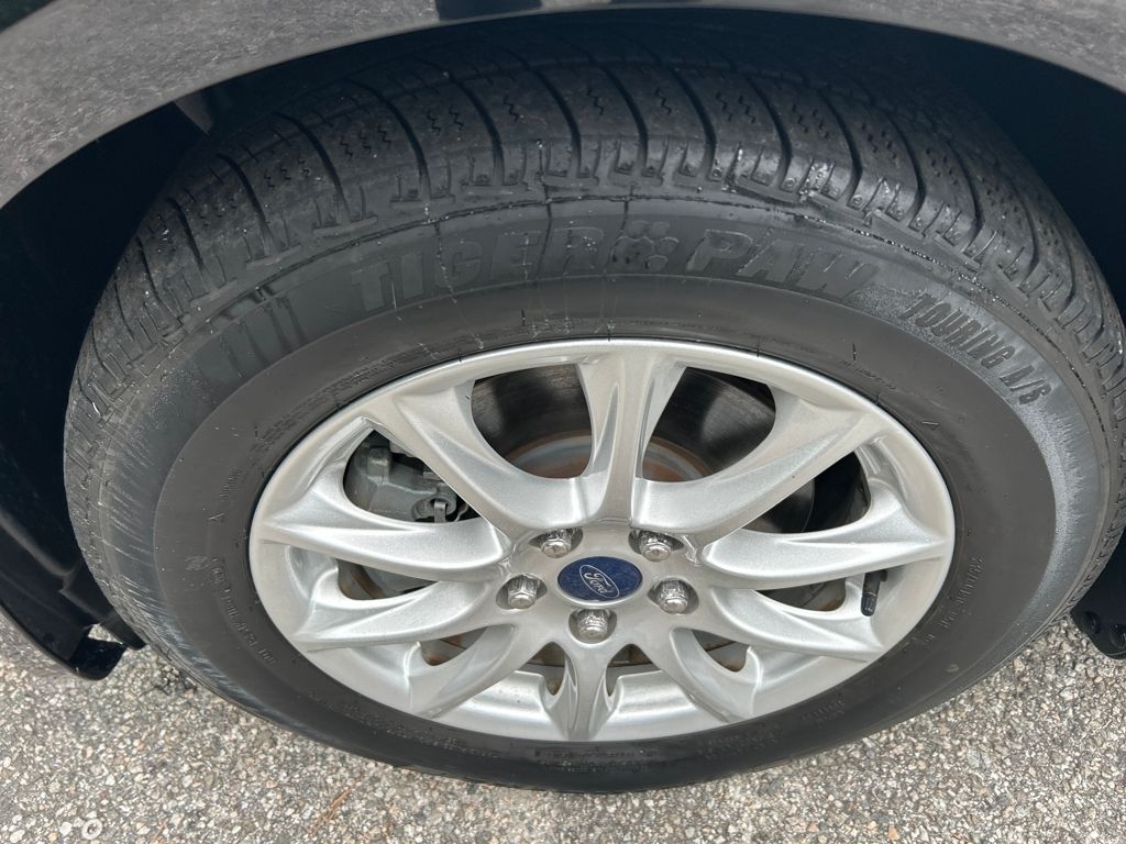 2017 Ford Fusion SE photo 9