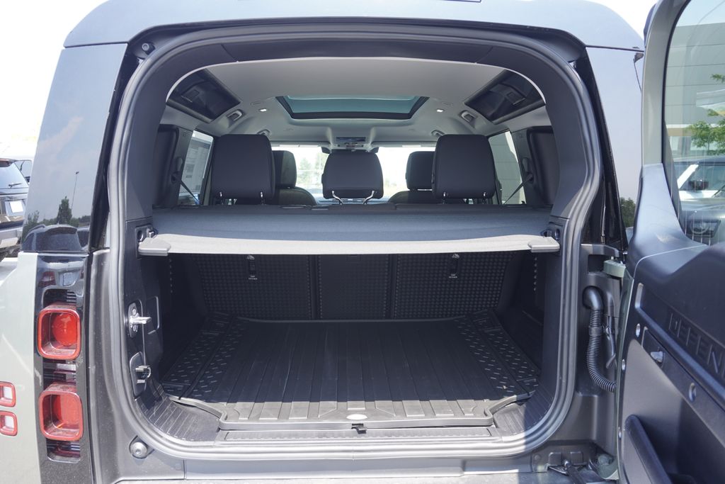 2025 Land Rover Defender 110 S photo 28