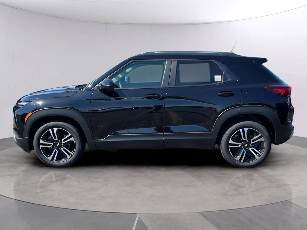 2025 Chevrolet Trailblazer LT photo 2
