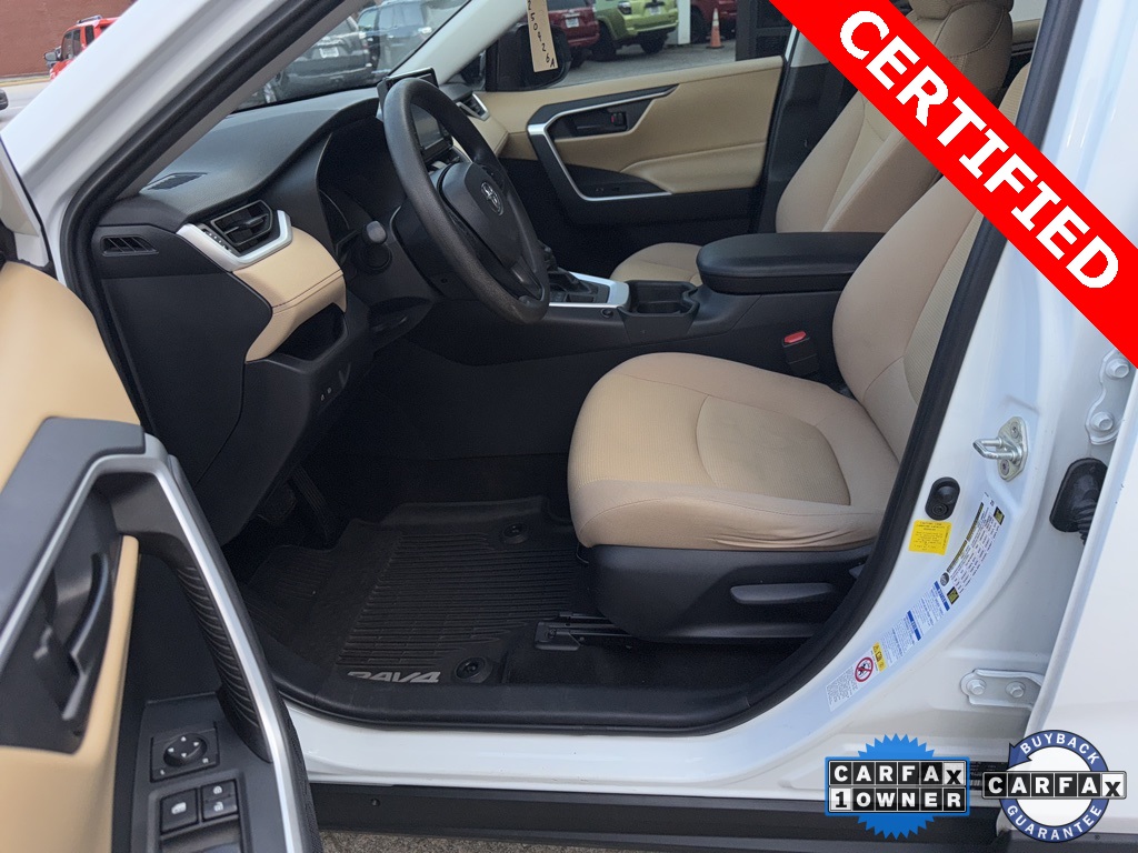2019 Toyota RAV4 LE photo 8