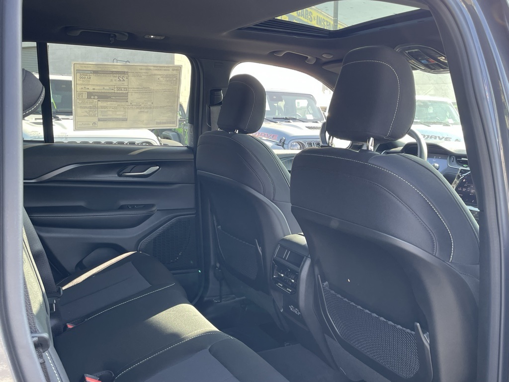 2025 Jeep Grand Cherokee Laredo X photo 21