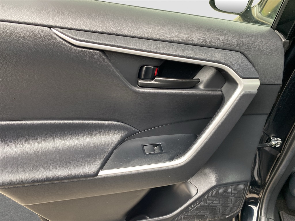 2020 Toyota RAV4 Hybrid LE photo 18