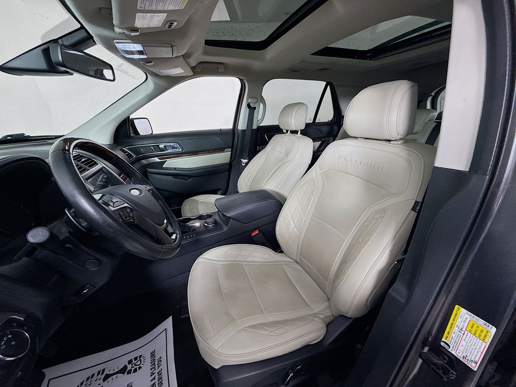 2017 Ford Explorer Platinum photo 2