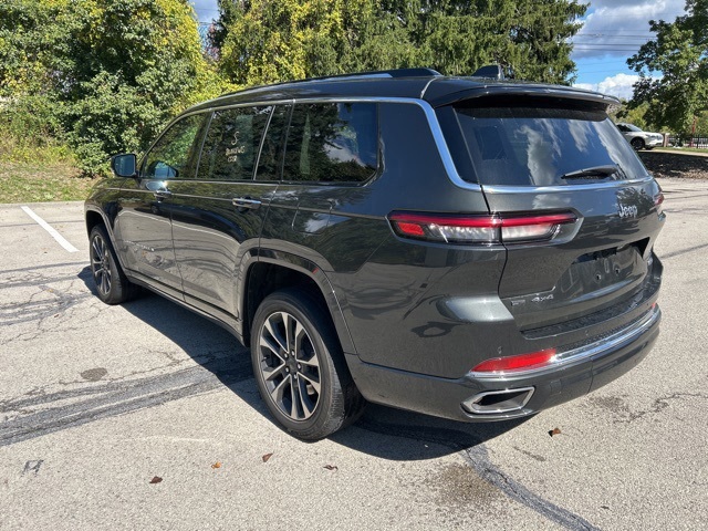 2023 Jeep Grand Cherokee Overland photo 2