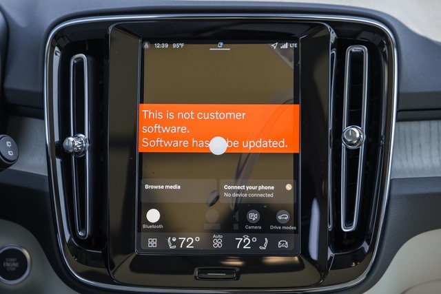 2026 Volvo XC40 photo 17