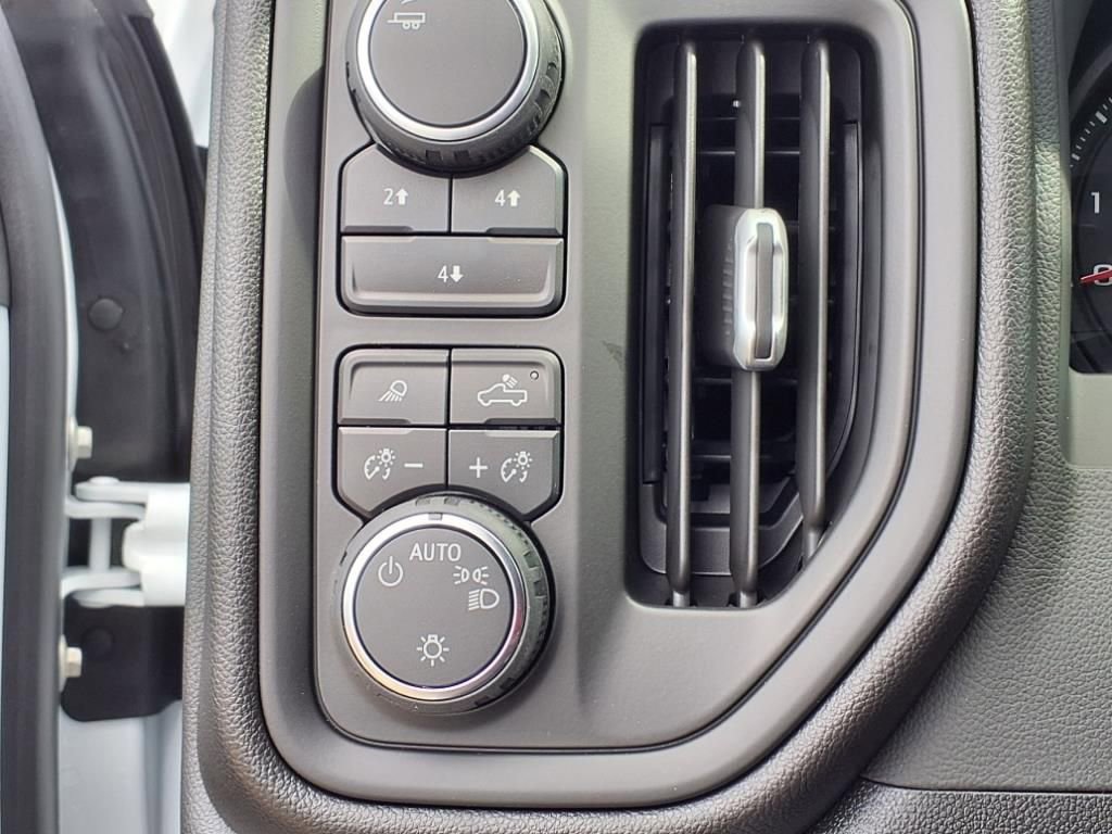 2025 Chevrolet Silverado 2500HD Custom photo 14