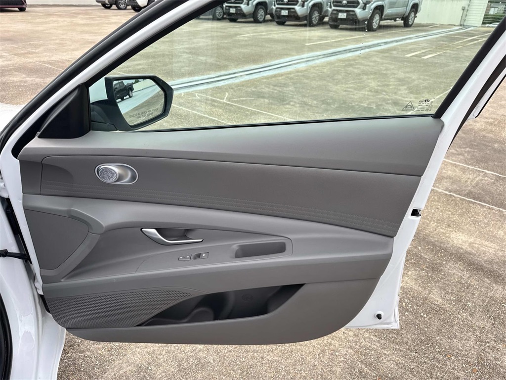 2024 Hyundai Elantra SE photo 10