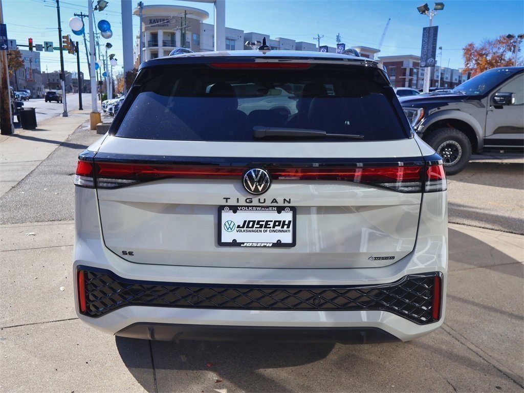 2026 Volkswagen Tiguan SE R-Line Black photo 4