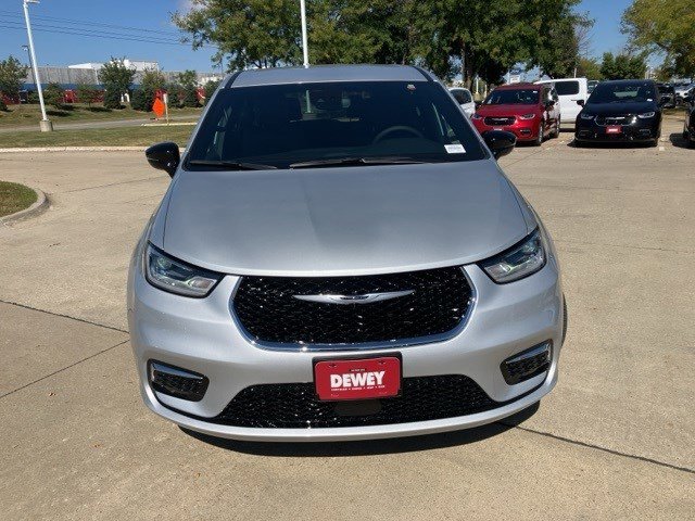2026 Chrysler Pacifica photo 2