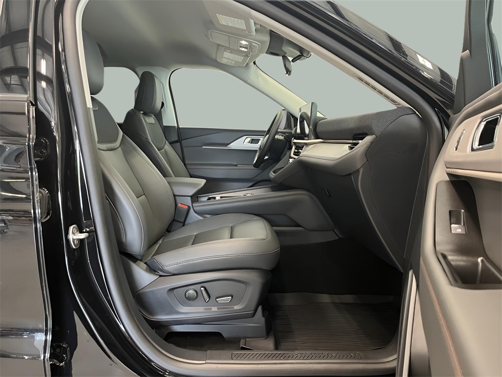2025 Ford Explorer photo 28