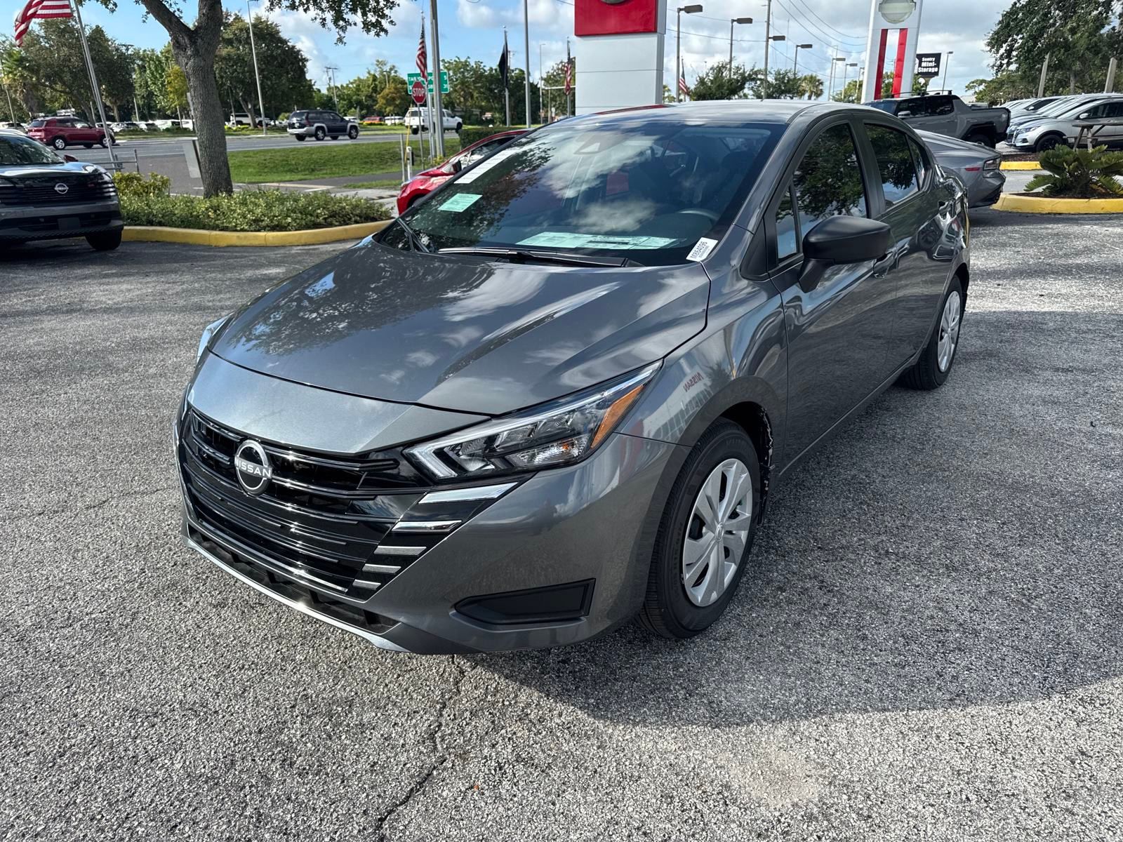 2025 Nissan Versa 1.6 S photo 2