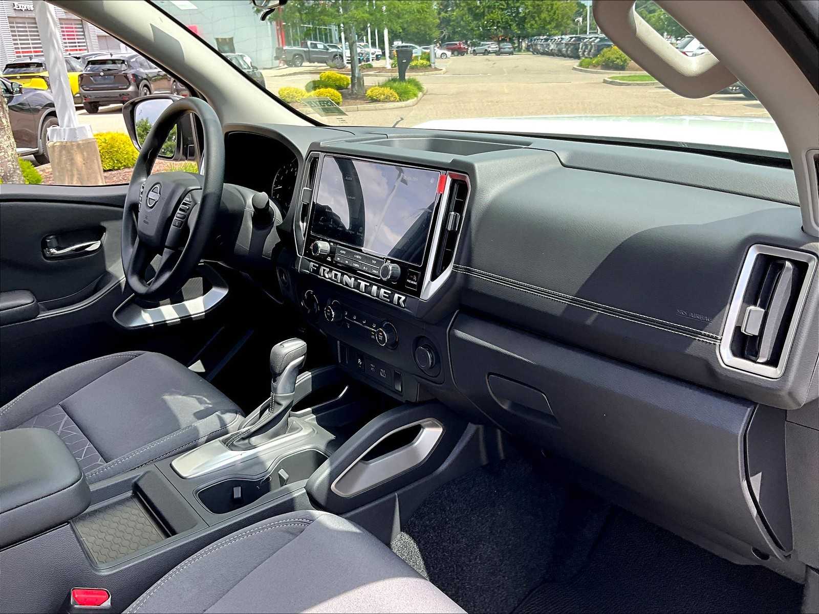 2025 Nissan Frontier SV photo 14