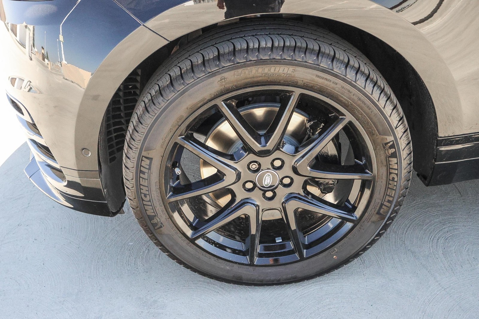 2026 Land Rover Range Rover Velar SE photo 9