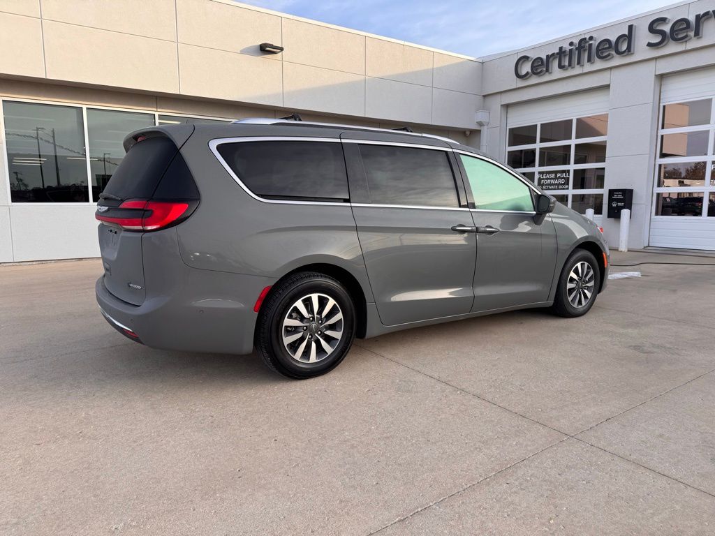 2021 Chrysler Pacifica Hybrid Touring L photo 4