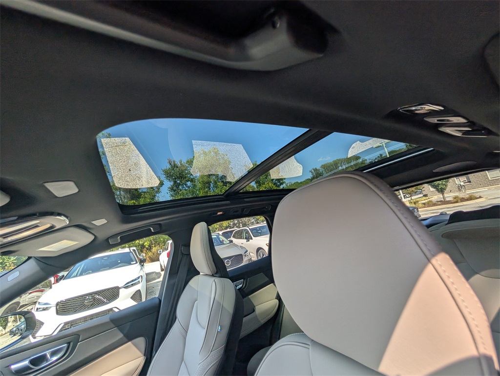 2026 Volvo XC60 B5 Plus photo 11