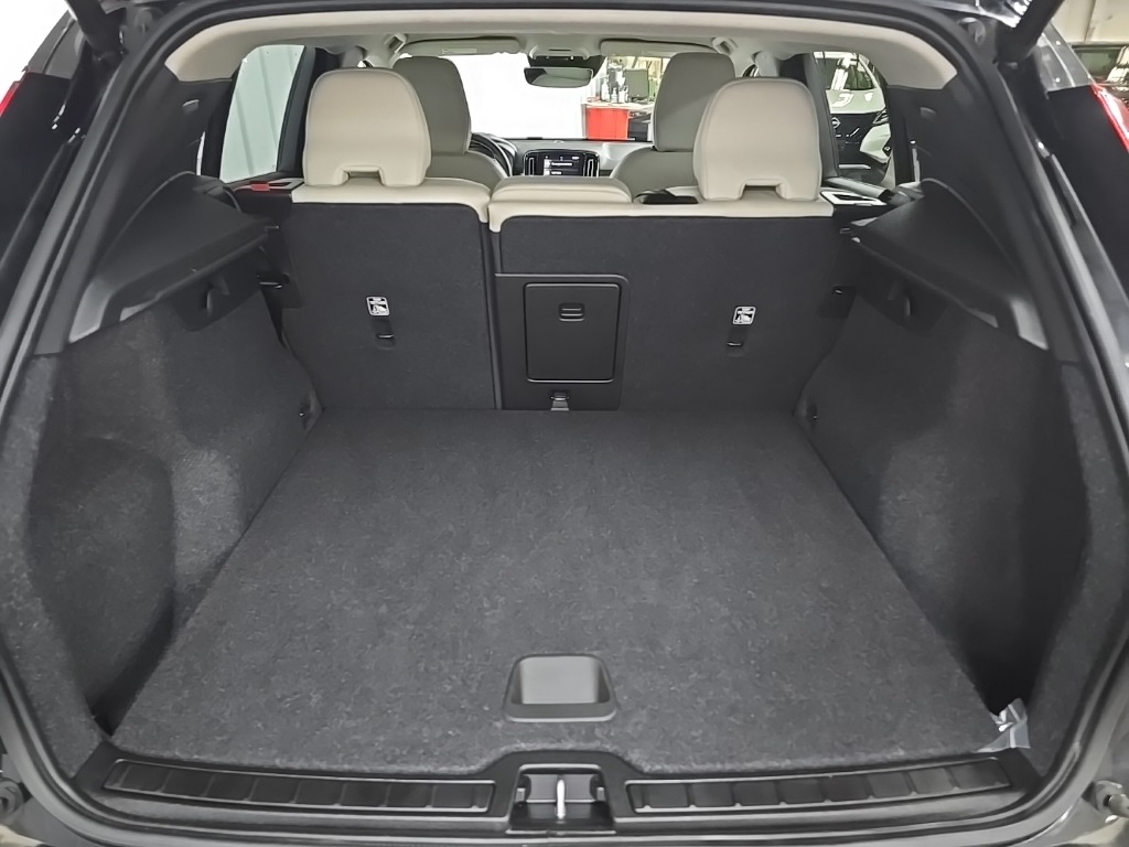 2022 Volvo XC40 Momentum photo 11