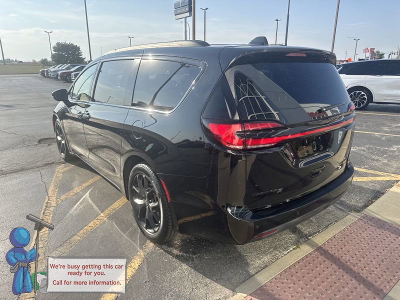 2025 Chrysler Pacifica Limited photo 2