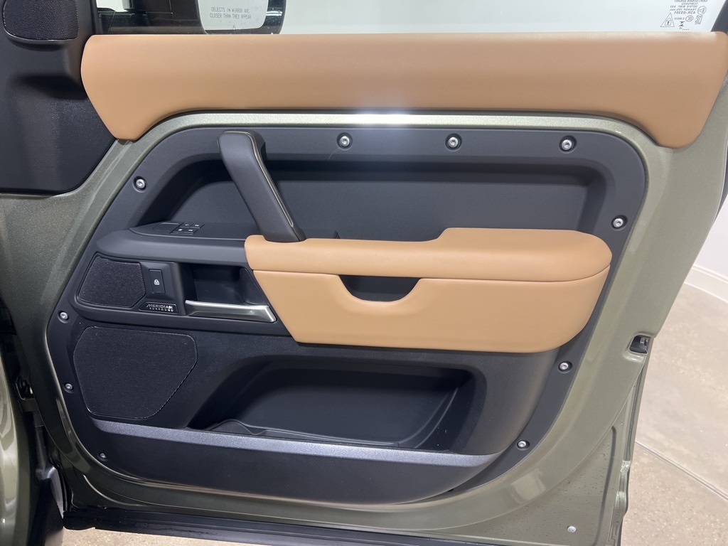 2025 Land Rover Defender 110 X-Dynamic SE photo 21