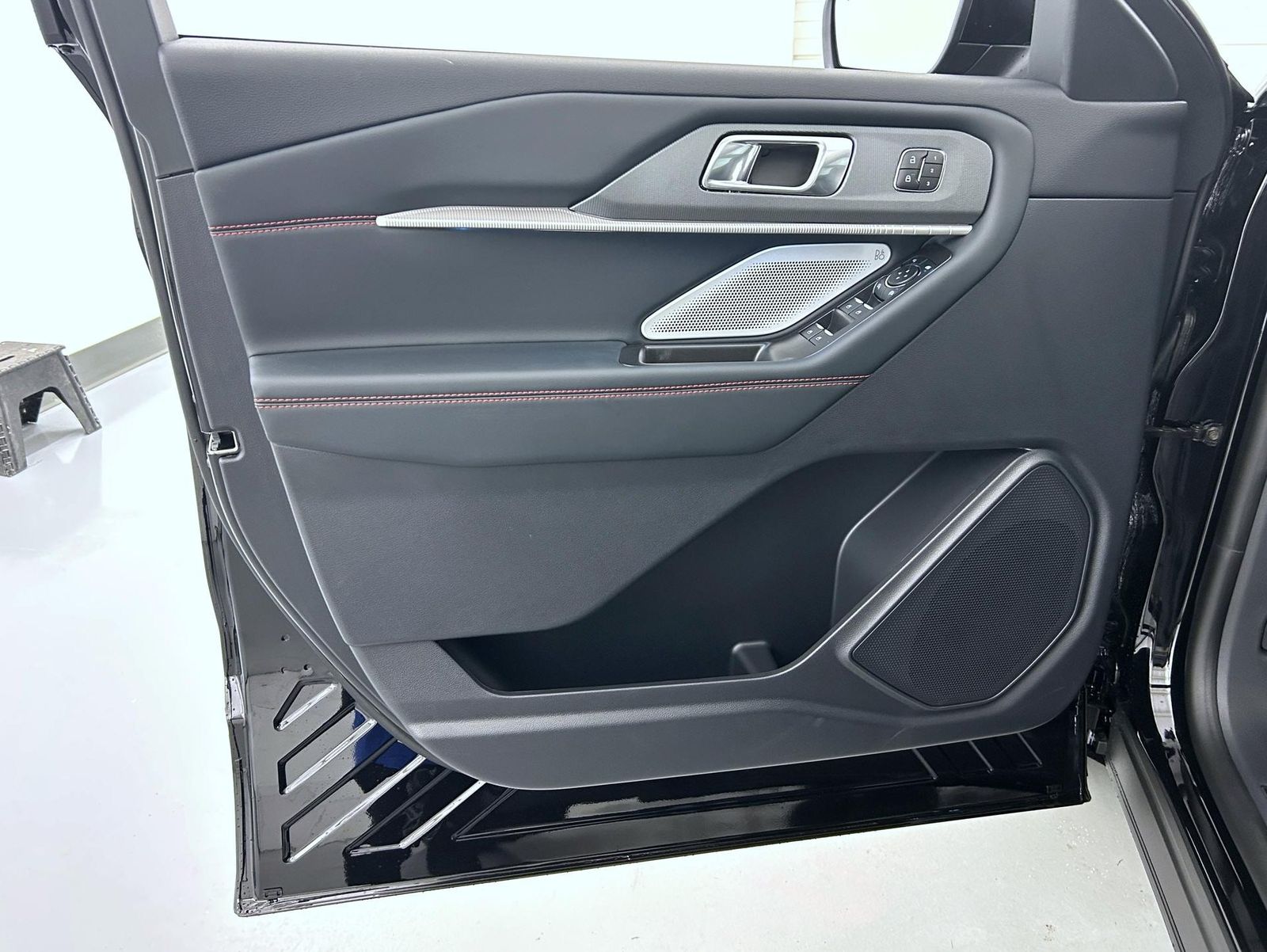 2025 Ford Explorer ST photo 4