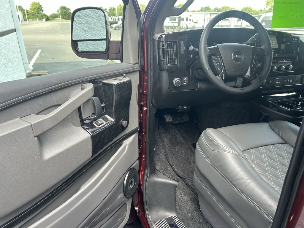 2025 Gmc Savana photo 8