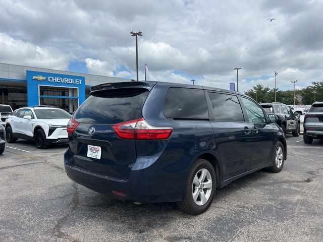 2020 Toyota Sienna L photo 3
