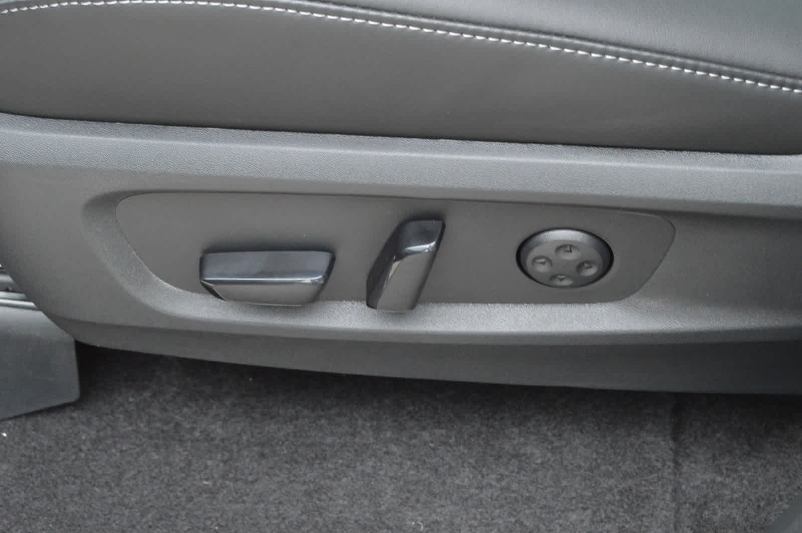 New 2025 Mineral Black INFINITI LUXE image 17