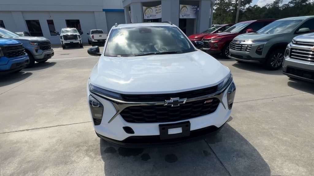 2025 Chevrolet Trax photo 3