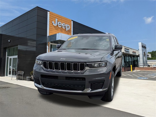 2025 Jeep Grand Cherokee Laredo X photo 3