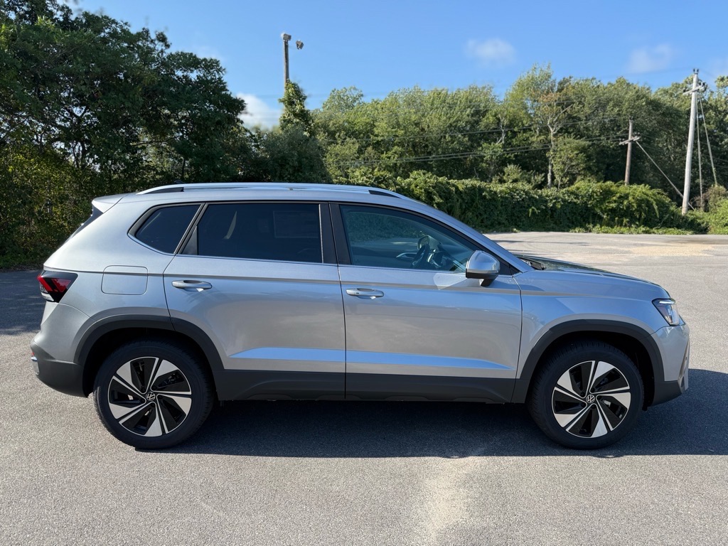 2025 Volkswagen Taos SE photo 5