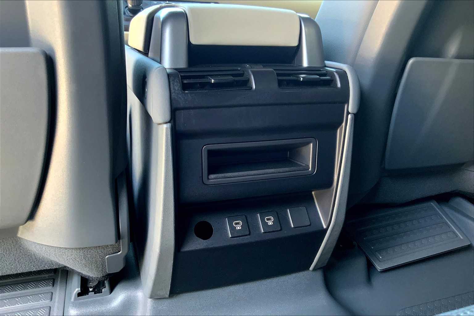 2023 Land Rover Defender X-Dynamic SE photo 58