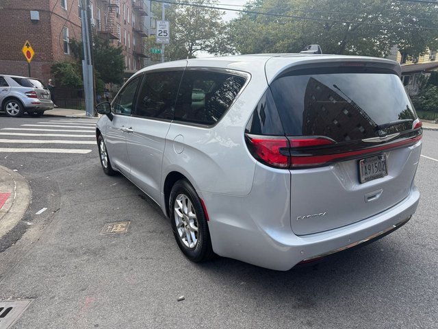 2024 Chrysler Pacifica Touring L photo 5