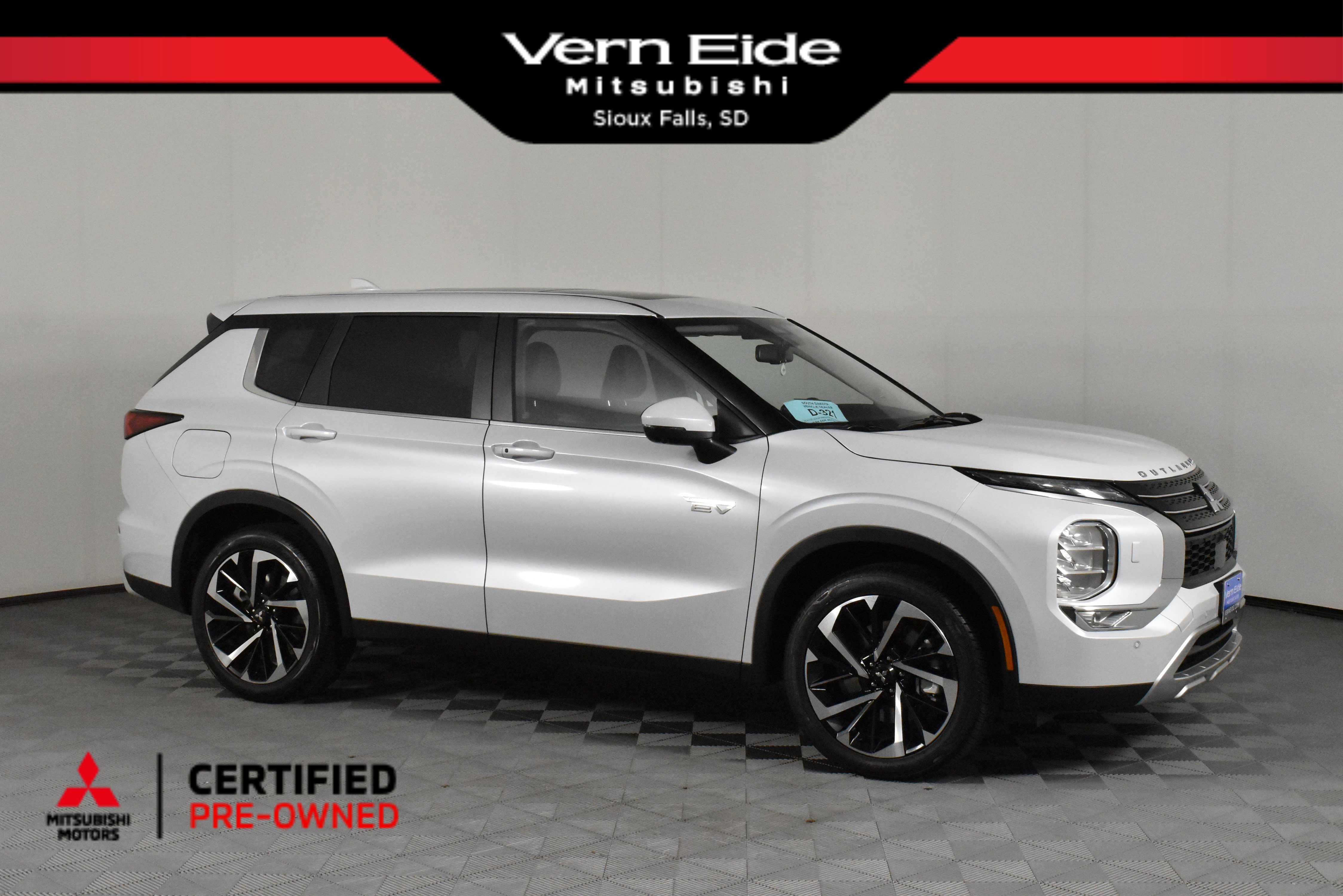 2024 Mitsubishi Outlander Plug-in Hybrid SE's photo