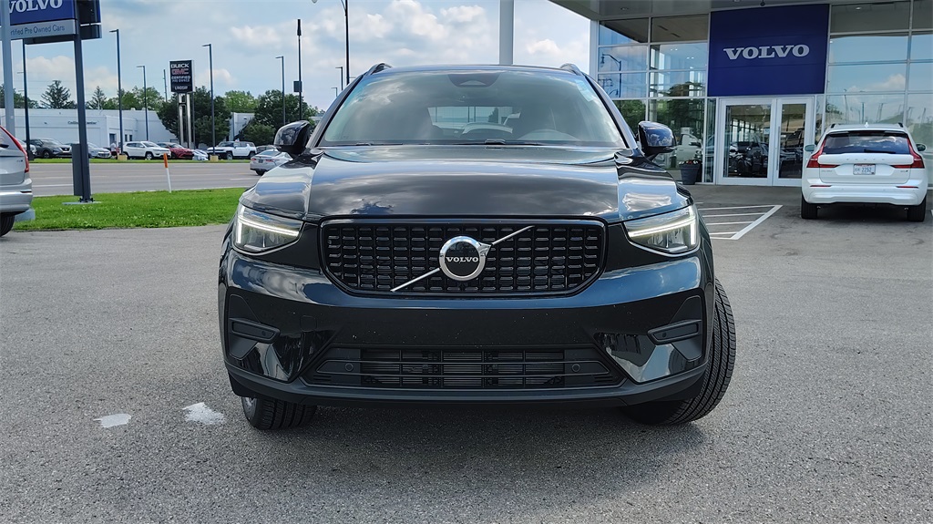 2026 Volvo XC40 Core photo 32