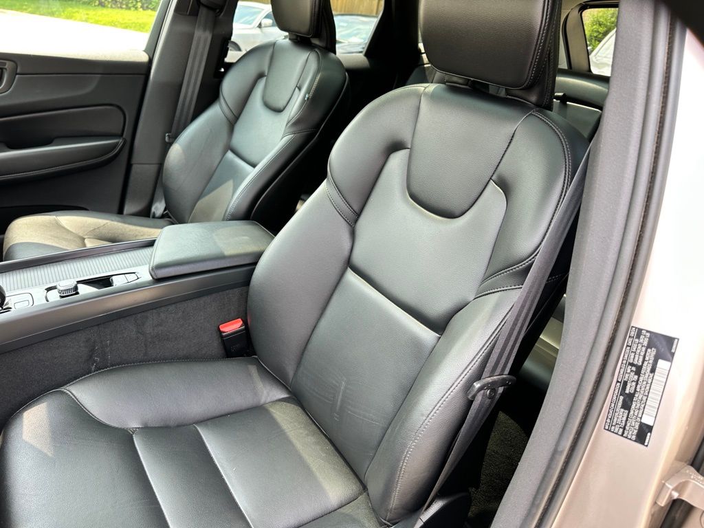 2025 Volvo XC60 B5 Core photo 12