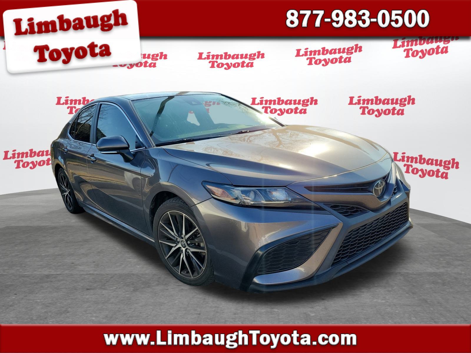 2022 Toyota Camry SE's photo