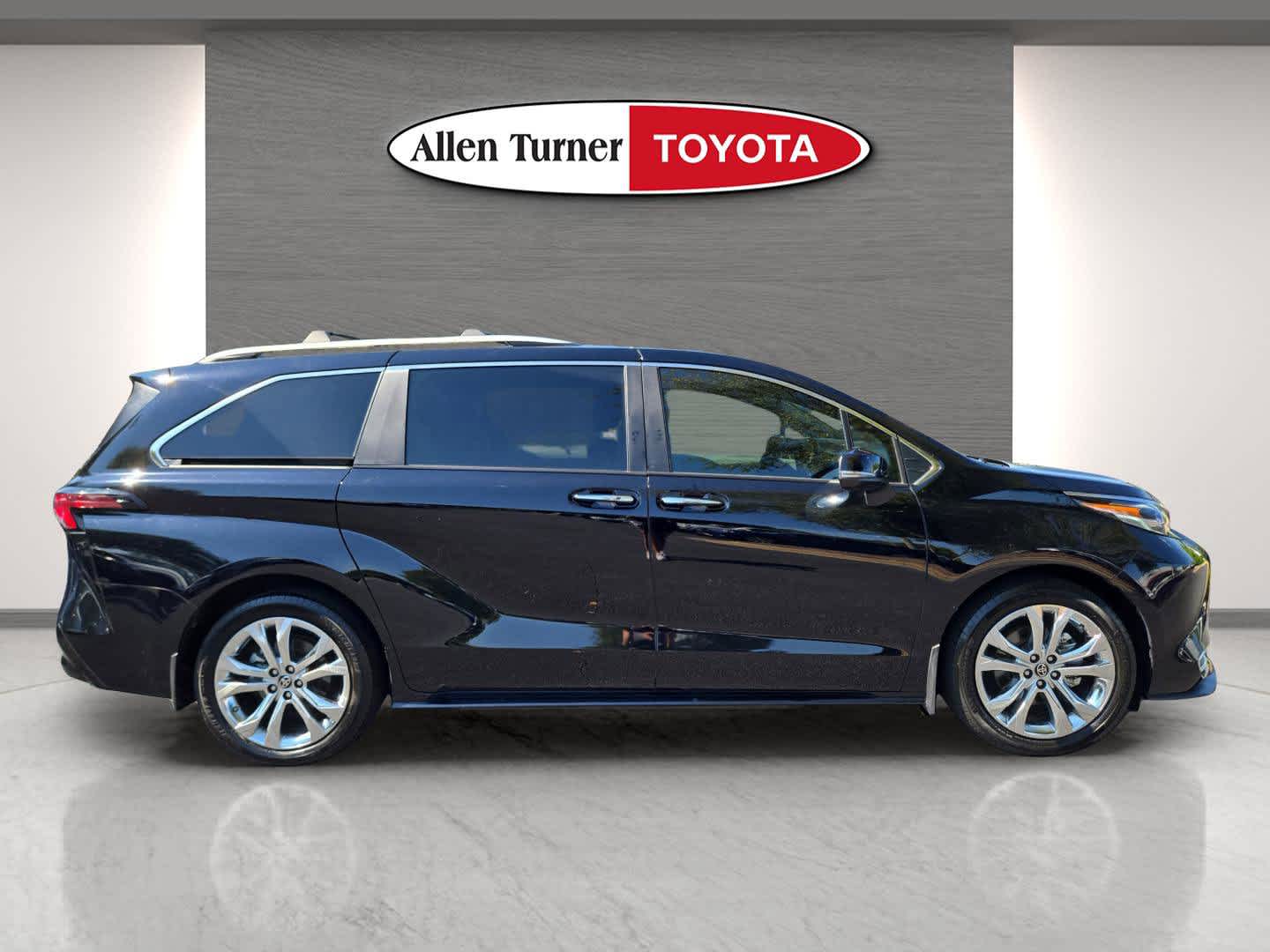 2024 Toyota Sienna Platinum photo 3