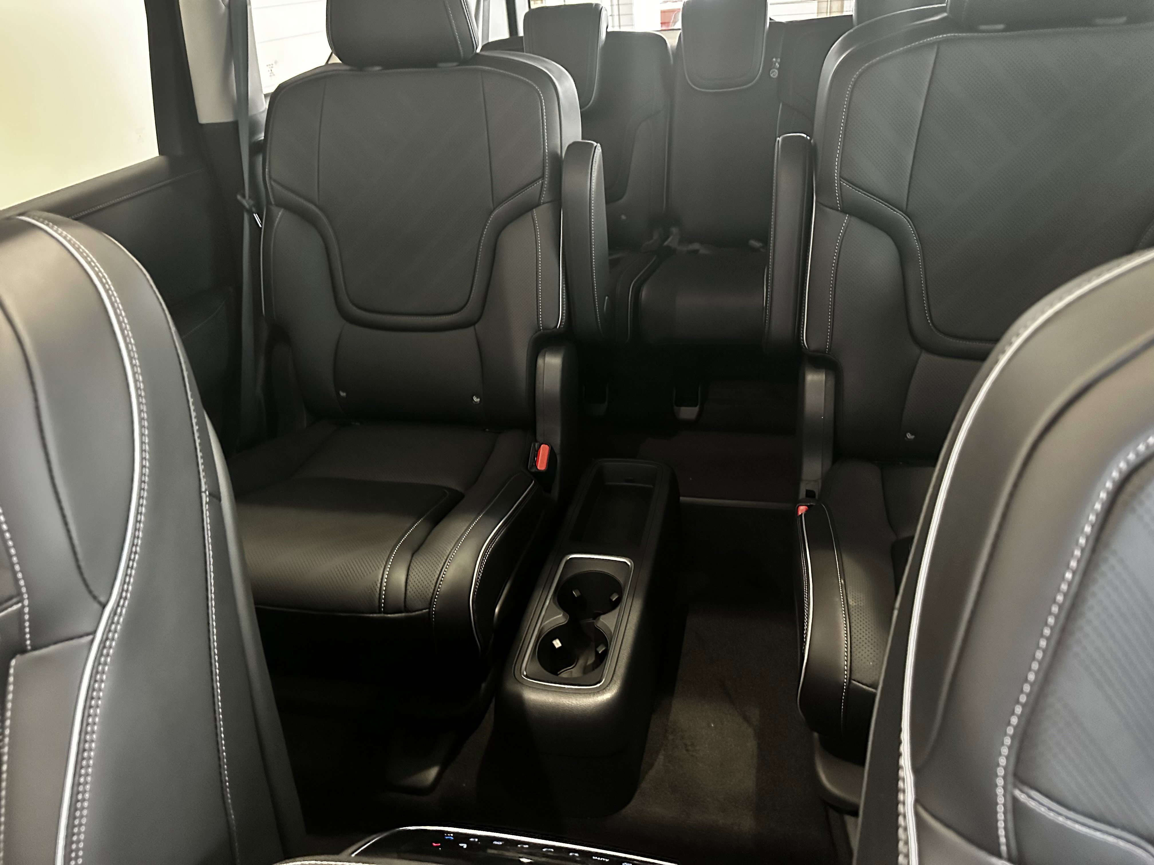 2026 Infiniti QX80 Luxe photo 7