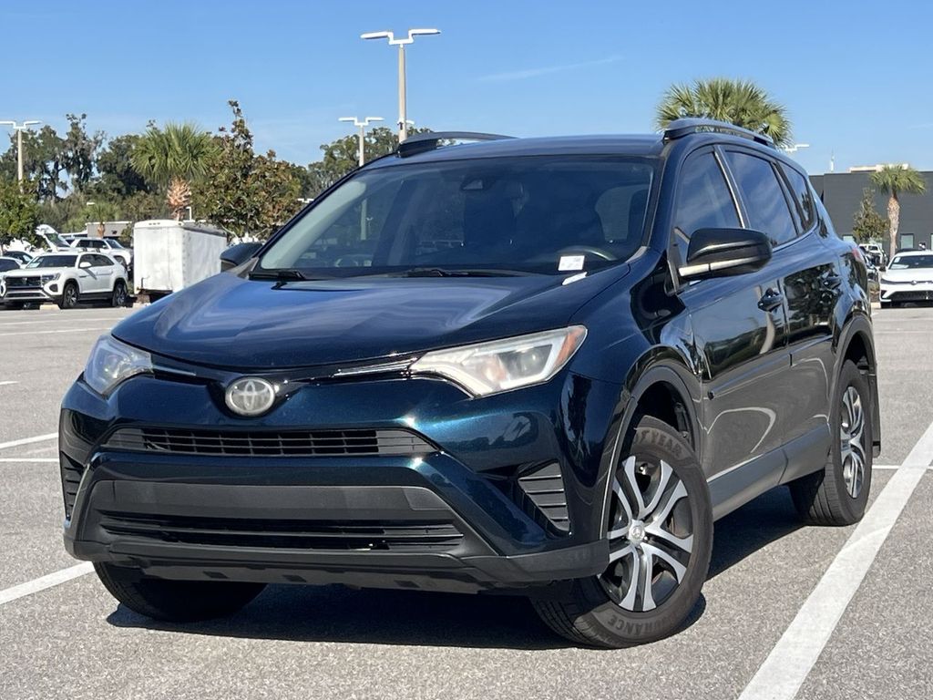 2018 Toyota RAV4 LE's photo