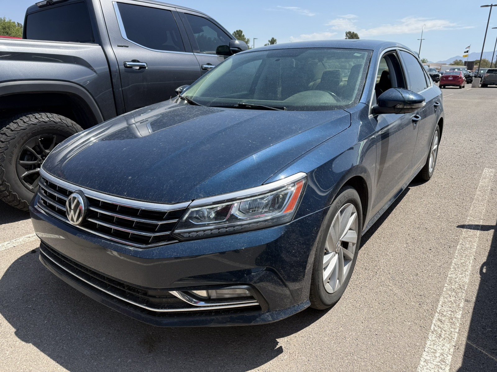 Used 2018 BLUE Volkswagen 2.0T SE image 1