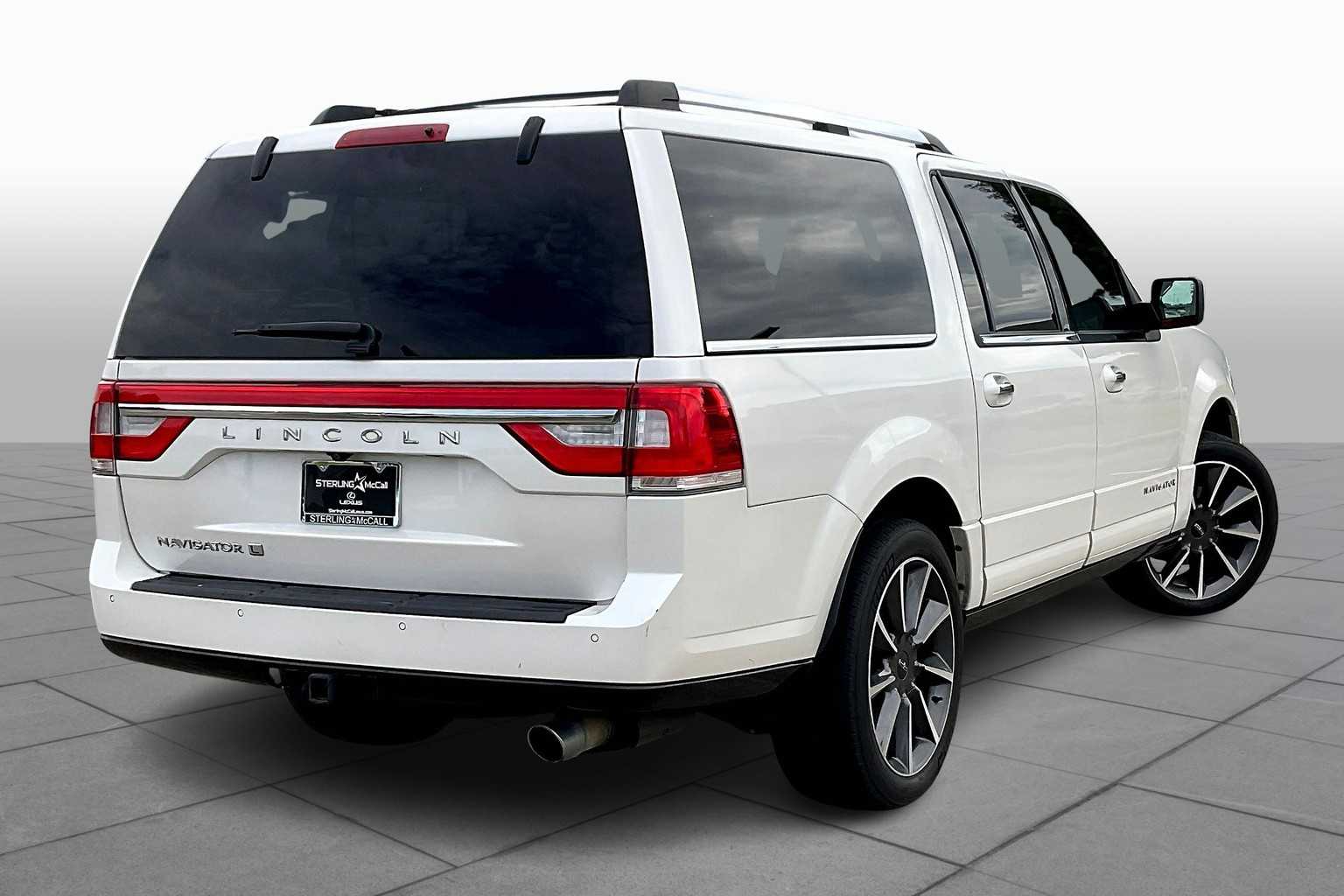 2017 Lincoln Navigator L Reserve photo 11